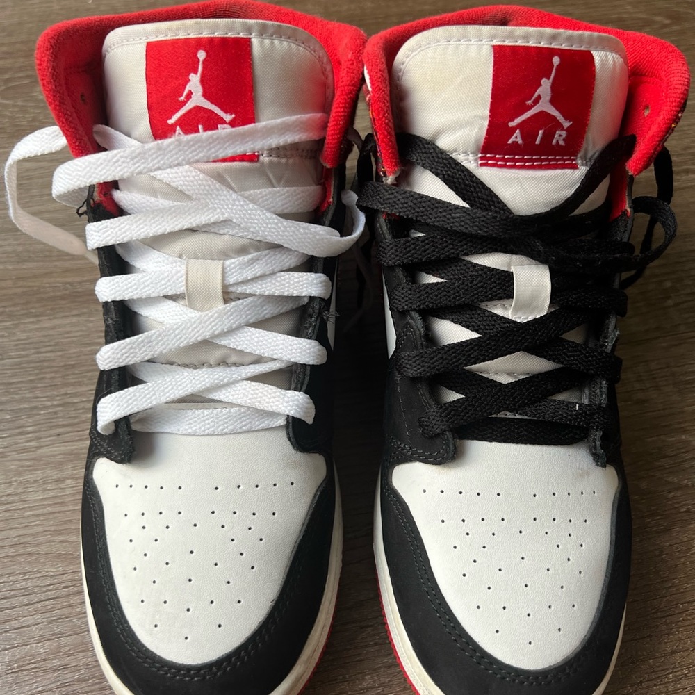 Air Jordan 1 MID